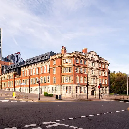 Апартаменты Near Arena And Victoria Quarter