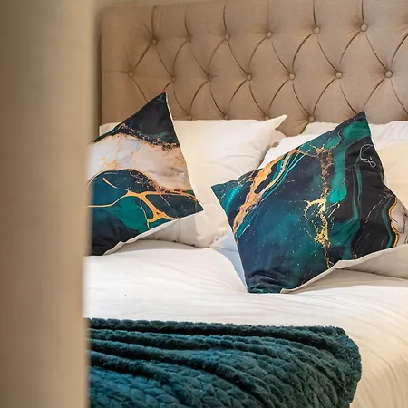 By Victoria Quarter Free Parking * Leeds (West Yorkshire)