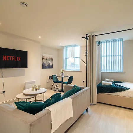 By Victoria Quarter Free Parking Apartment